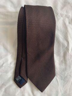 Drake’s brown grenadine tie