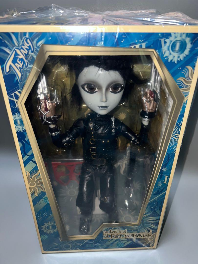 Edward Scissorhands Pullip TaeYang Doll Tim Burton by Jun Planning (Category: Figurines & Statues) located in Bacoor. Submitted by edburton (Listing ID 1155409946, Image 2). Description: Edward Scissorhands Pullip TaeYang Doll Tim Burton by Jun Planning What you see is what you get, big box Bought in Japan, rare and highly collectible Doll size approximately 14in tall.