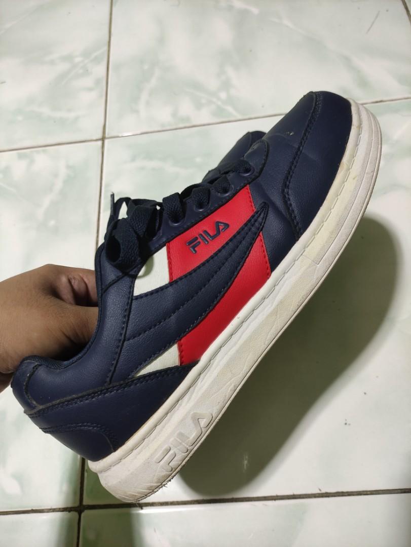 Fila 1911 (Category: Sneakers) located in Makati City. Submitted by ptr_esc (Listing ID 1155446446, Image 2). Description: Twice lang nagamit. Almost new nakatambak lang kaya medyo lumang tignan..
