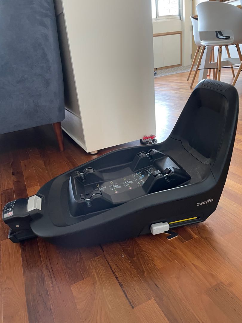 Maxi cosi isofix 2 way fix base, Babies & Kids, Going Out, Car Seats on Carousell