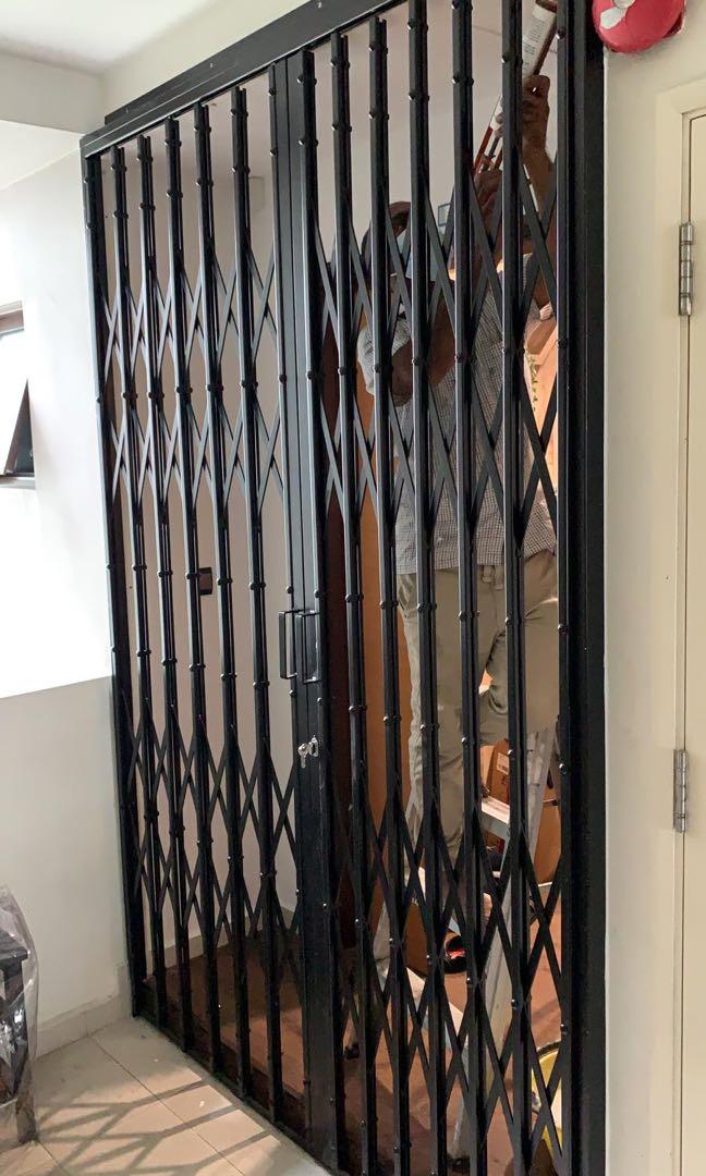 Traditional Collapsible Gate / Scissor Gate, Furniture & Home Living