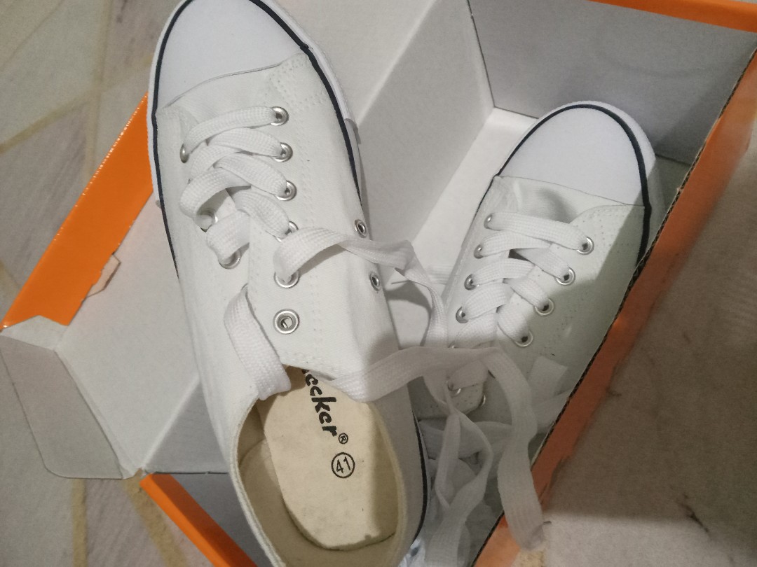 Checkers school shoes 41, Men's Fashion, Footwear, Casual shoes on