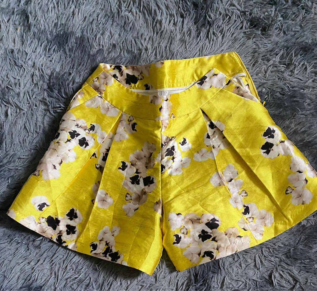 High waist floral shorts (Category: Shorts) located in San Juan City. Submitted by fyanini (Listing ID 1155546079, Image 1). Description: ✔️worn 2x only. (Nasa side ung zipper) 🌸size: 27 - 28 👌🏻 in very good condition 💌 message me for more photos..