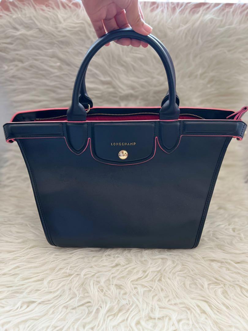 Long Champ Handbag (Category: Tote Bags) located in Cebu City. Submitted by quinching (Listing ID 1155564591, Image 1). Description: RFS: Decluttering. In good condition no bakbak. .