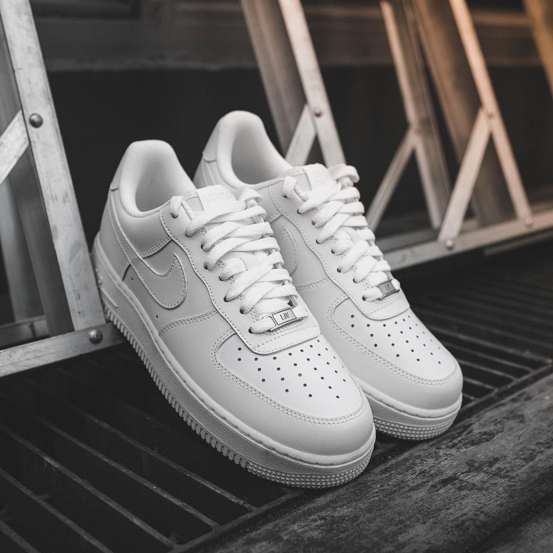 OEM!! Air Force 1 Triple White / US 7 With box, Men's Fashion, Footwear,  Sneakers on Carousell