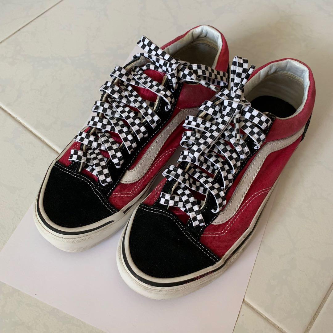 Maroon online black vans