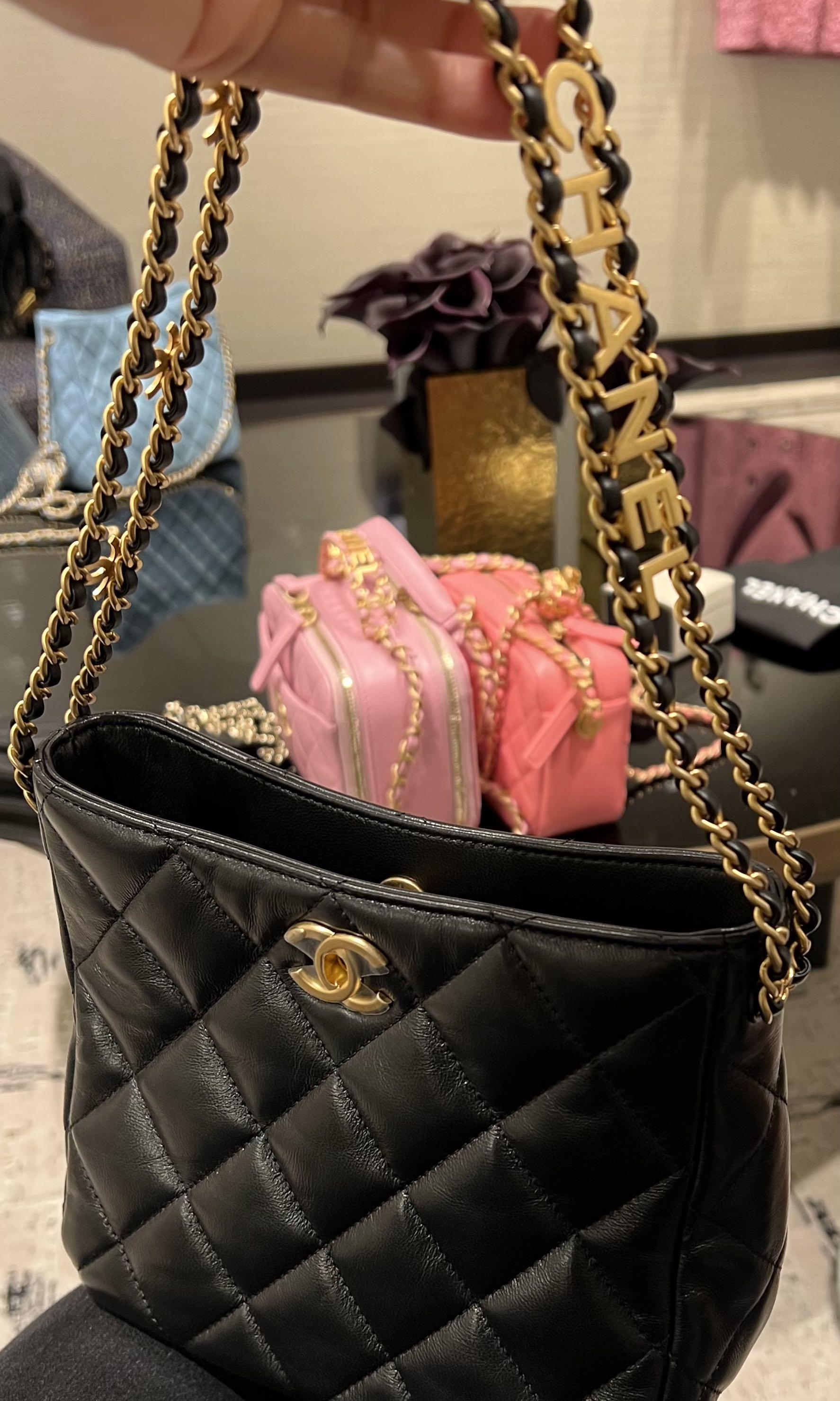 極罕有New Chanel 22s small hobo bag with gold chain 黑色手柄AS3223 B08005 NH623,  名牌, 手袋及銀包- Carousell