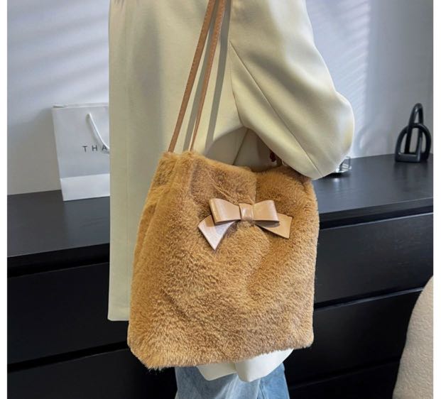 fur shoulder bag