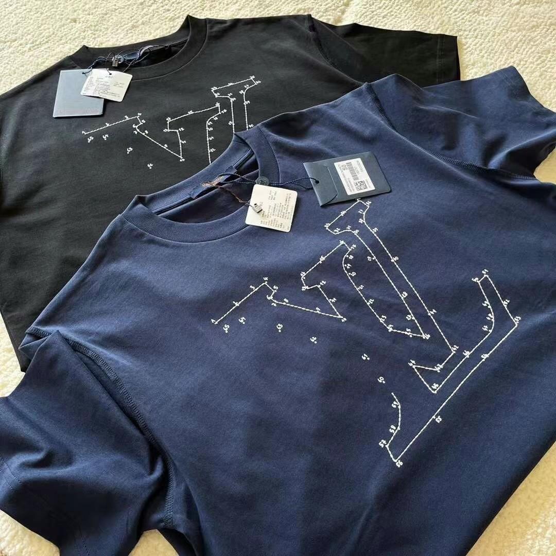 LV Stitch Print & Embroidered tee Size XS (26,500฿) พร้อมส่ง  ——————————————— #lustofluxury #thedenimbar