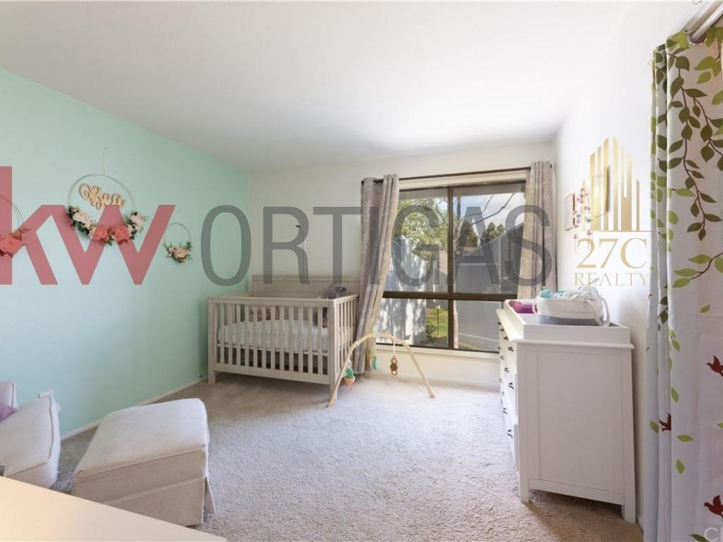 Townhouse for Sale at Kialoa Ct 115, Newport Beach, California, USA