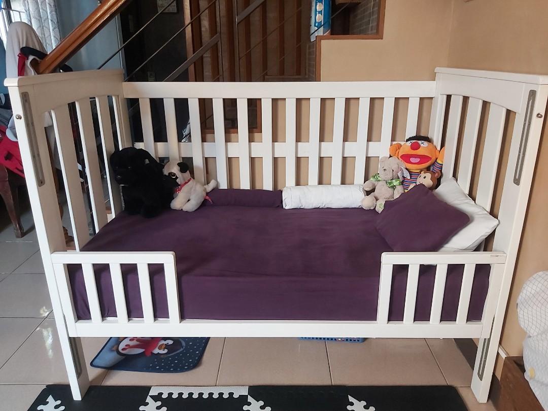 Wooden Crib Baby with Cuddlebug Cool comfort mattress, Babies & Kids