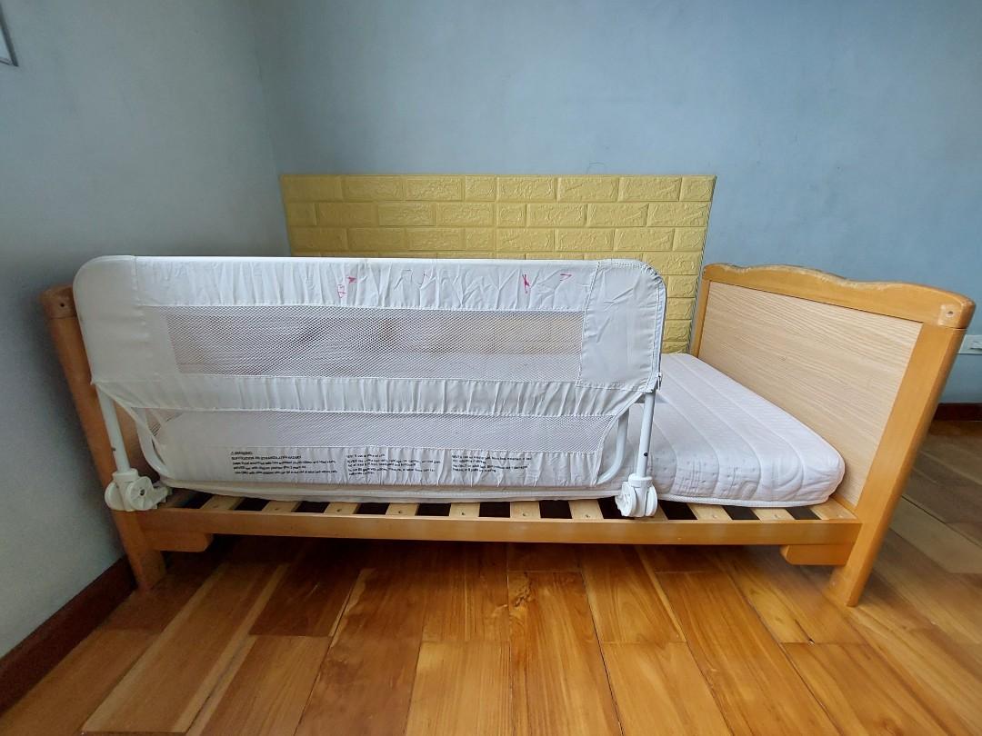 Cuddlebug Fontana 2-in-1 Crib no mattress (Category: Cots & Cribs) located in Quezon City. Submitted by jetsetterslair (Listing ID 1156024540, Image 2). Description: Preloved Cuddlebug Fontana 2-in-1 Crib 2,000 pesos Inclusions: - Cuddlebug Fontana 2-in-1 Crib - 1 DexBaby Safe Sleeper Bed Rail Flaws: - missing 1 M6 crib barrel bolt - cracks and chips on the footboards - railings are wobbly, might need to reinforce with glue - cracks on the teethi