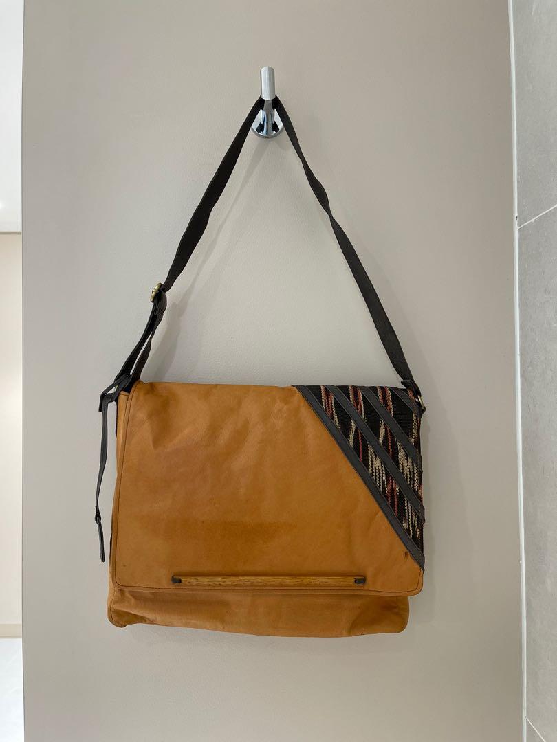 Genuine Leather Messenger Bag (Category: Sling Bags) located in Manila. Submitted by decluttersiris (Listing ID 1156051715, Image 1). Description: .