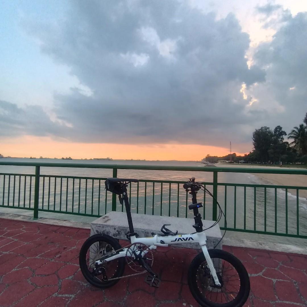 Java X2 9spd foldable bicycle (Category: Bicycles) located in Singapore. Submitted by chewkenneth (Listing ID 1156010052, Image 2). Description: Java X2 foldable bicycle Like new condition 9 speed, 1-by drive train 16-inch wheels Mechanical disc brakes Modified with 54T Litepro multicolour chain ring Well greased and lubed Installed with Rockbros MTB pedals Minus bottle cage and lights Reason for selling: Too many bikes at home, no space to keep.