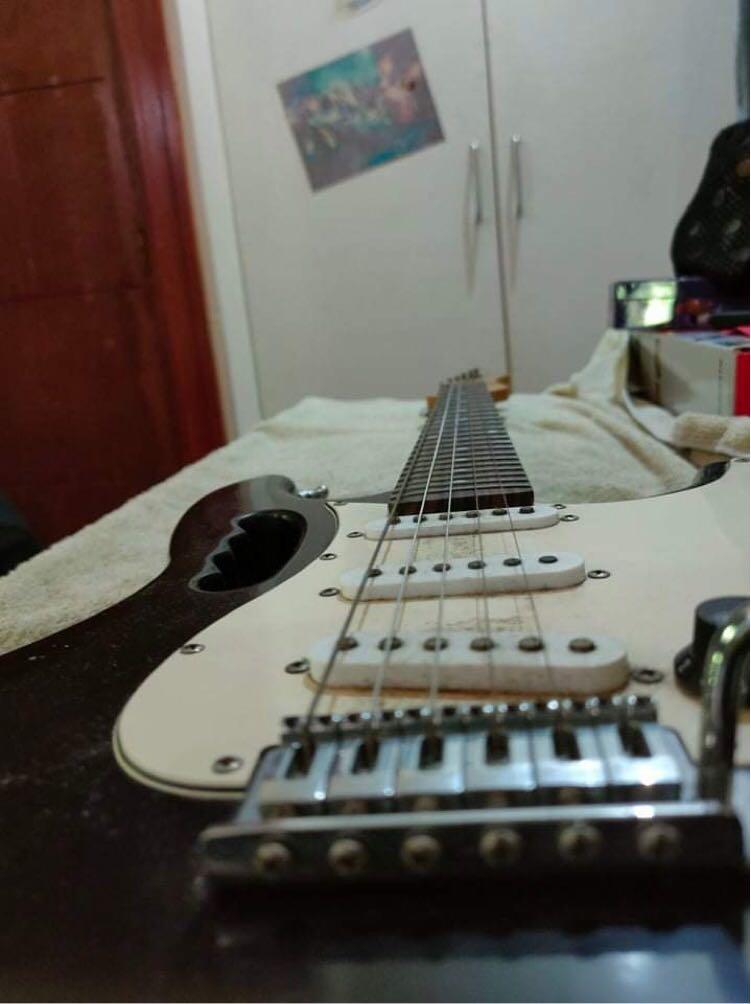 LIVINGSTONE ELECTRIC GUITAR, Hobbies & Toys, Music & Media, Musical ...