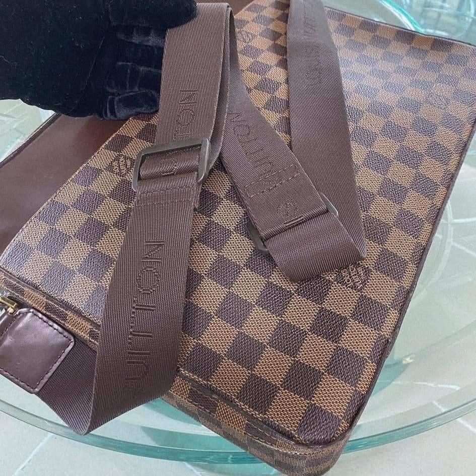 Lv laptop (Category: Luxury Bags & Wallets) located in Butuan. Submitted by jen_pre (Listing ID 1155999438, Image 3). Description: .