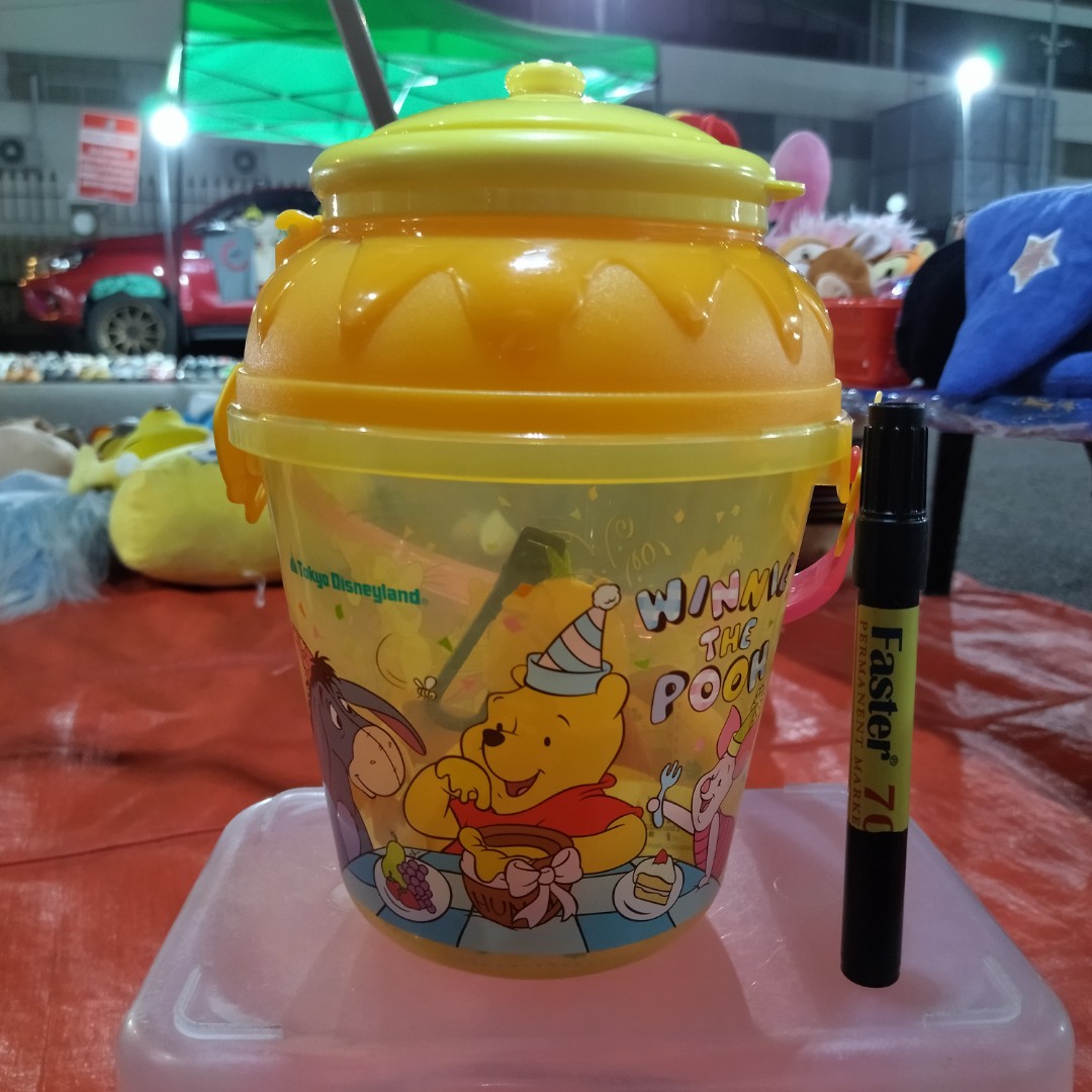 Popcorn Bucket : Winnie the Pooh and Friends + Pooh Keychain, Hobbies