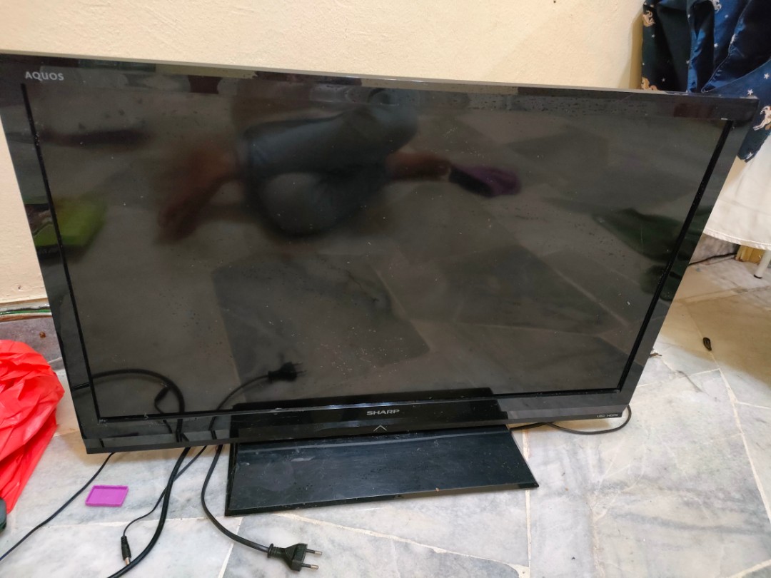 Sharp Aquos 32 LCD TV, TV & Home Appliances, TV & Entertainment