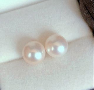 18k gold nearly 9mm saltwater akoya round slightly blemished lustrous pearl
✨Typically, the maximum size for saltwater akoya pearls is only 9mm, so pearls approaching 9mm are already considered large for this variety
✨Round with slight imperfections and a hint of pink, beautiful luster✨
✨Suitable for personal use or gifting, elegant and tasteful
✨Choice of 18k white or 18k yellow earring posts + plastic ear plugs64221140541443110