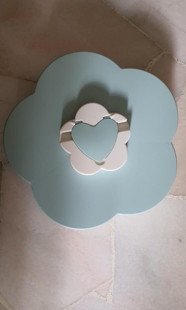 Candy holder (Category: Other Home Decor) located in Singapore. Submitted by jtmobile (Listing ID 1152577607, Image 1). Description: candy holder.