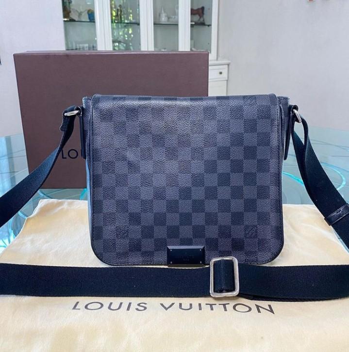 District pm (Category: Luxury Bags & Wallets) located in Butuan. Submitted by jen_pre (Listing ID 1152618302, Image 1). Description: with box dustbag.