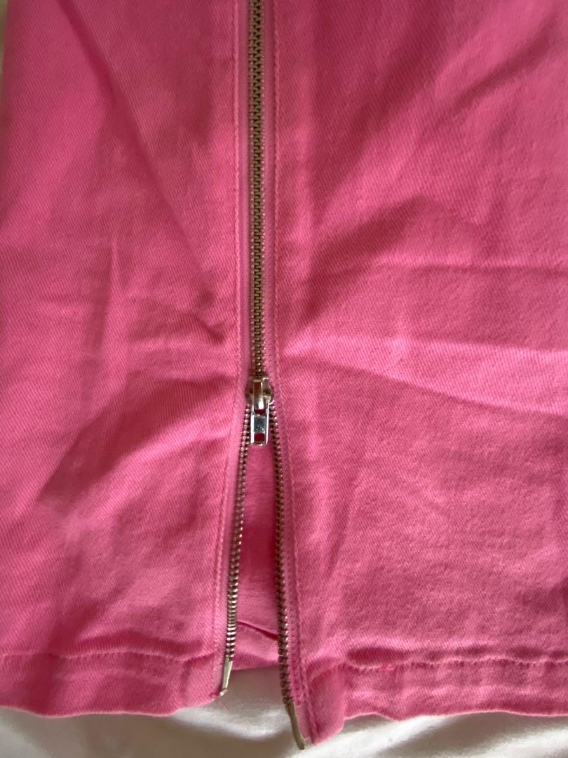 Forever 21 Hot Pink Skirt (Category: Skirts) located in Manila. Submitted by WardrobeofJP (Listing ID 1152655550, Image 3). Description: Description: Forever 21 Hot Pink Skirt with full length zipper Size: Small Price: Negotiable Flaws: slight loose threads Rfs: Decluttering Payment Methods: Only GCash, BDO , & Paypal Location: Only within Metro Manila Delivery options: Grab, Lalamove, Angkas, Mr. Speedy, Gogo Xpress, or other preferred trusted d