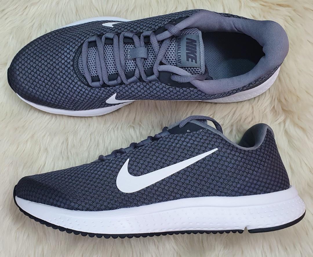 Ochtend Twisted aangrenzend Nike RunAllDay Running shoes size 9 and 10 US for men. 2200. Before: 3500,  Men's Fashion, Footwear, Sneakers on Carousell