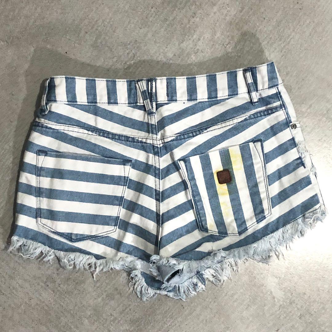 Roxy stripped white and denim shorts size 27 (Category: Shorts) located in Taguig. Submitted by kkstuff_ (Listing ID 1152658421, Image 2). Description: Stain at the back due to label 🌷Rules: READ •First to comment mine •Payment First Policy •Fixed Price •Strictly 2 days reservation only •Scheduled Delivery, NO RUSH 🌷Brand & Details on picture 🌷Color may vary due to lighting.