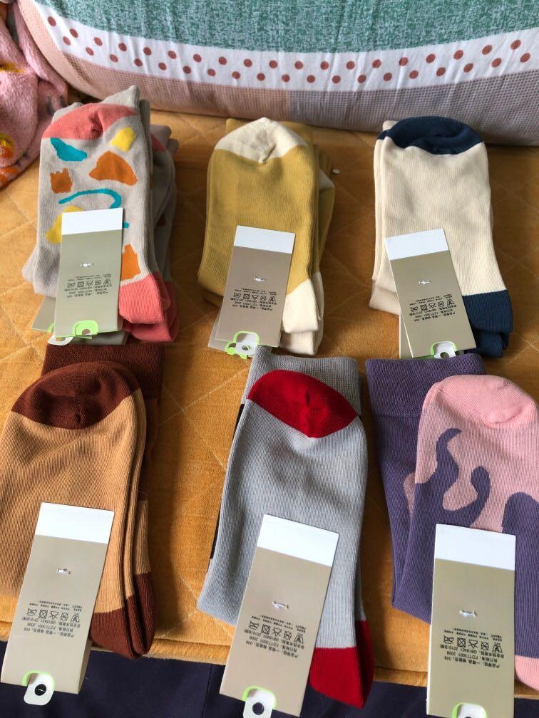Socks （分類：襪褲襪）位於 Hong Kong。 由 kiukiuling 提交（商品編號 1152572098，圖片 3）。簡介： 全新一對8元兩對15元，三對20元。