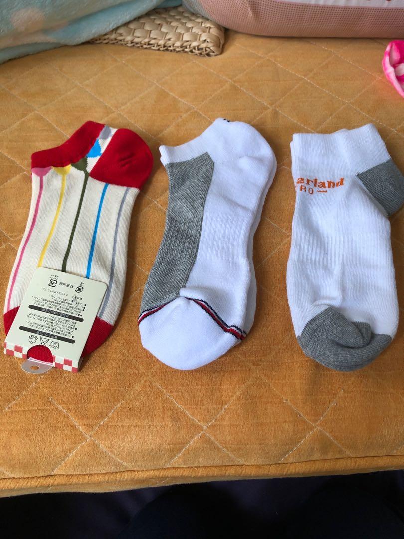 Socks （分類：襪褲襪）位於 Hong Kong。 由 kiukiuling 提交（商品編號 1152572098，圖片 10）。簡介： 全新一對8元兩對15元，三對20元。