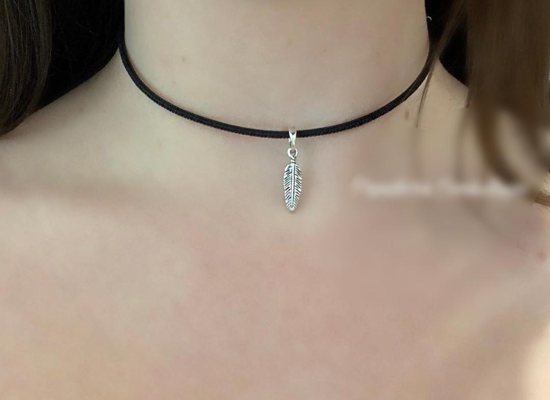 BLACK LEATHER CHOCKER FEATHER NECKLACE 