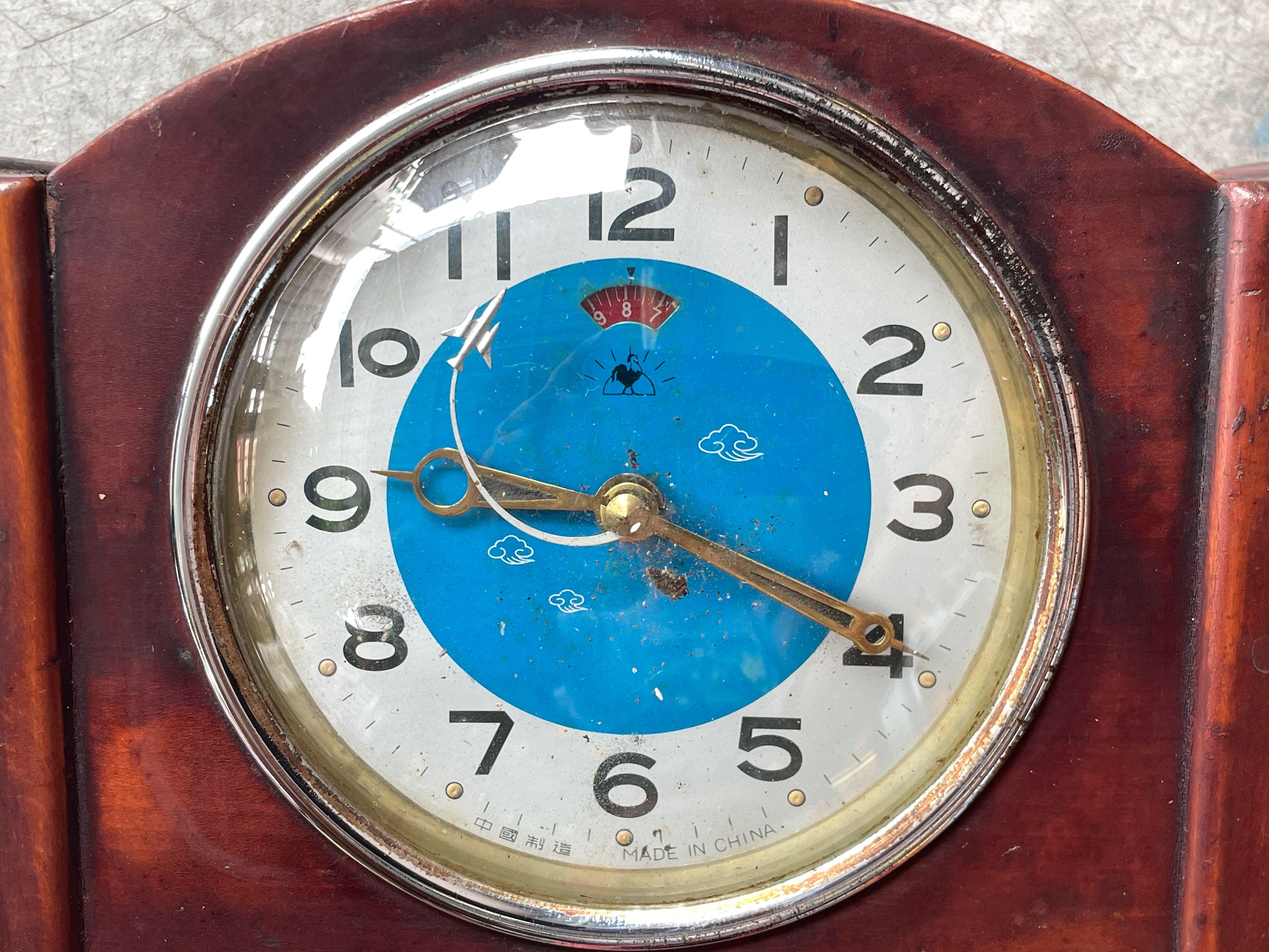 Diamond Table Clock (Category: Vintage Collectibles) located in Kuala Lumpur. Submitted by spark_1992 (Listing ID 1156297021, Image 2). Description: • Antique Wood Table Clock 🪵 • Winding Clock 🕰 • 1970s made in China 🇨🇳 • Working Condition 💯 Pm for more details 🤳 Price is Negotiable .