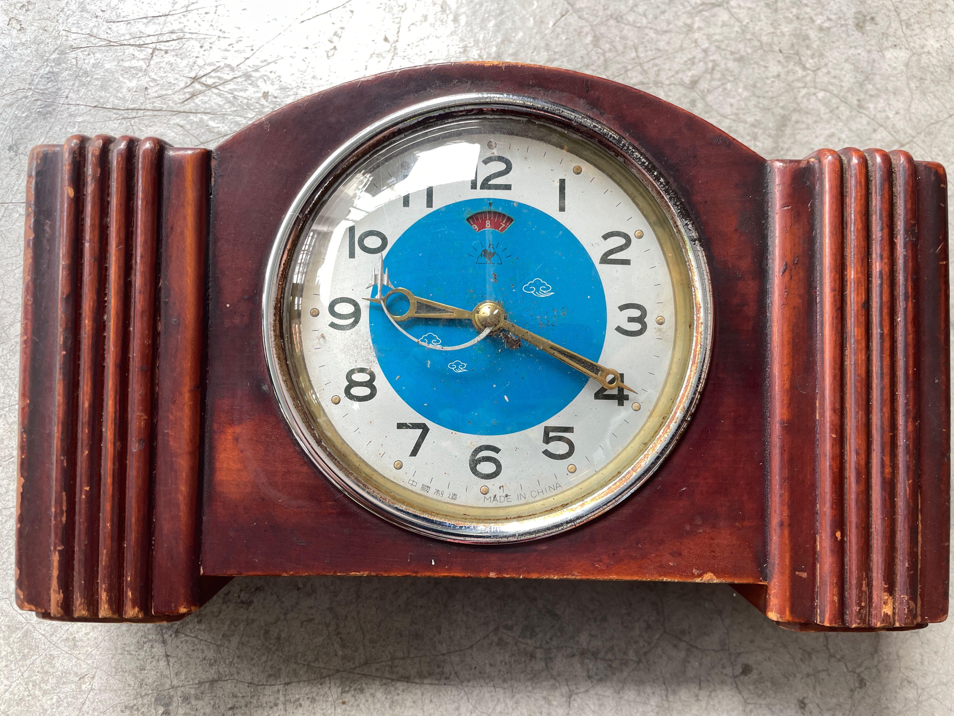 Diamond Table Clock (Category: Vintage Collectibles) located in Kuala Lumpur. Submitted by spark_1992 (Listing ID 1156297021, Image 1). Description: • Antique Wood Table Clock 🪵 • Winding Clock 🕰 • 1970s made in China 🇨🇳 • Working Condition 💯 Pm for more details 🤳 Price is Negotiable .