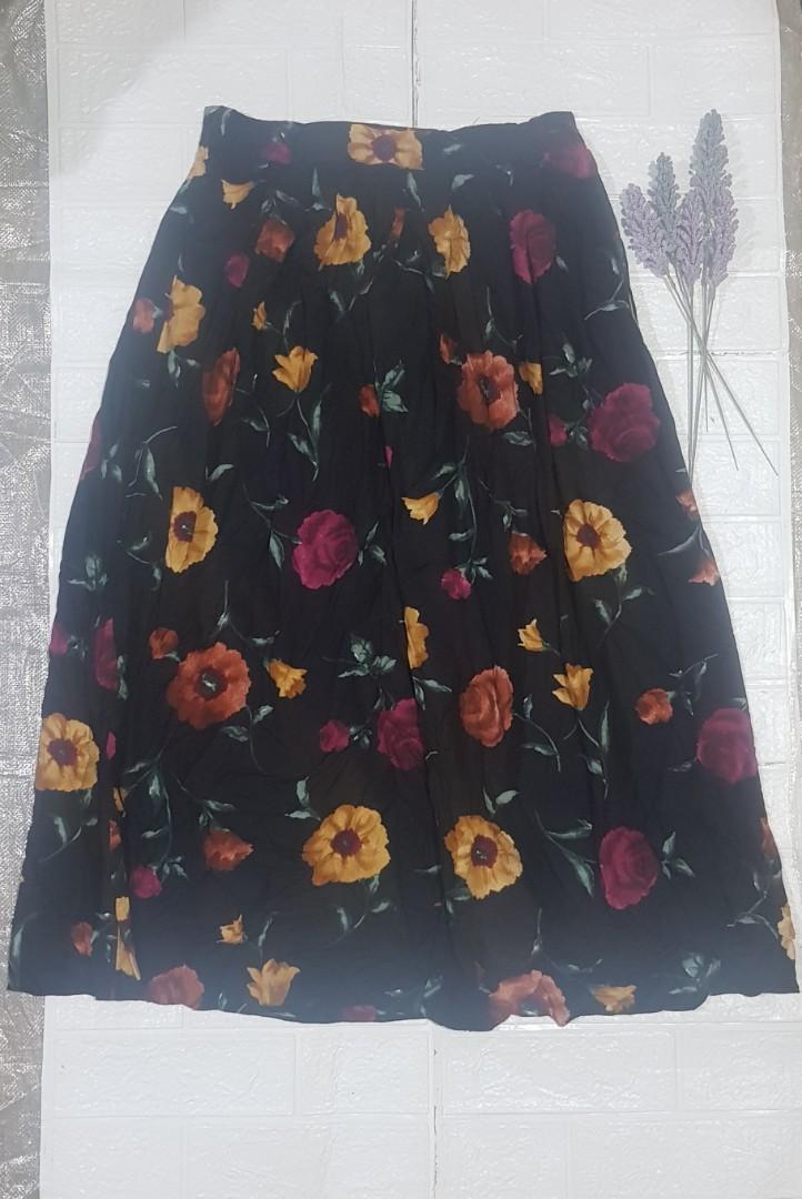 Floral Long Skirts | Size29-30" (Category: Skirts) located in Imus. Submitted by emerald_collection (Listing ID 1156279728, Image 1). Description: Size: 29-30" Length: 39" Pleated Brand: Worthington likenew condition Pls manage expectation since ur dealing with preloved clothes wash before wear it. ShopeePay and Shopee checkout only..