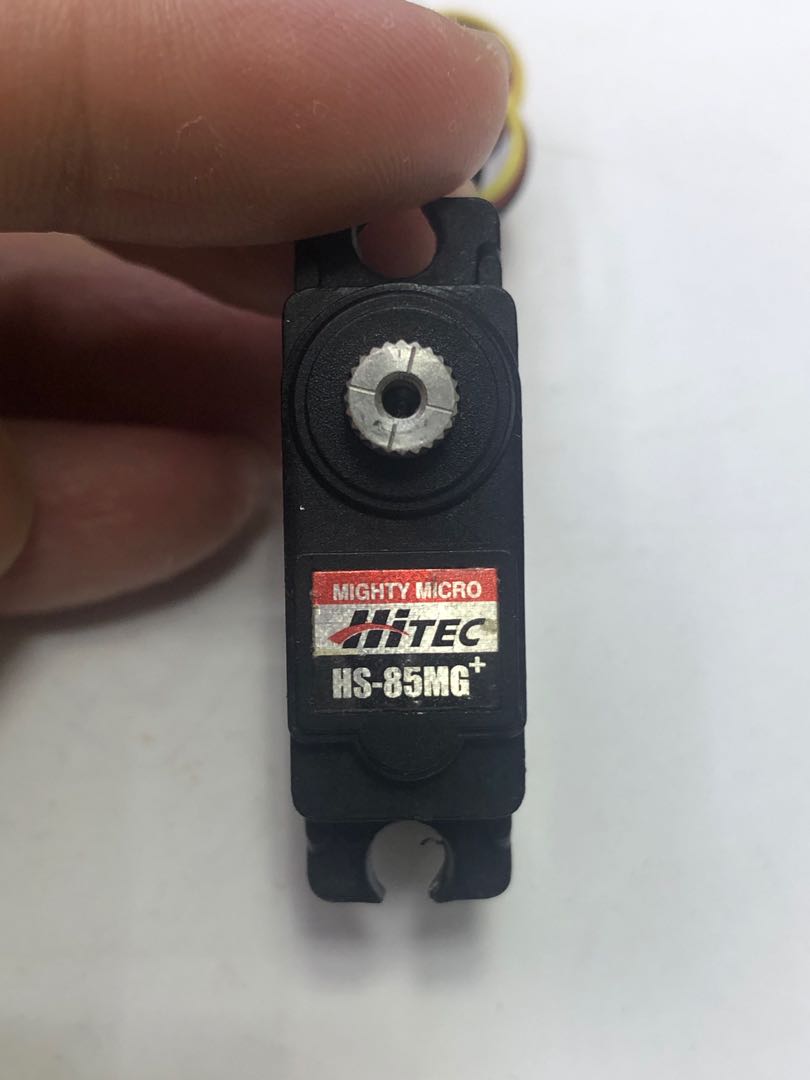 Servo Micro Digital Hitec D-85MG – 24g – Engrenages Métal – 4,3 Kg.cm à 7,4V – Idéal Pour Ailes Et Volets D'Avions RC