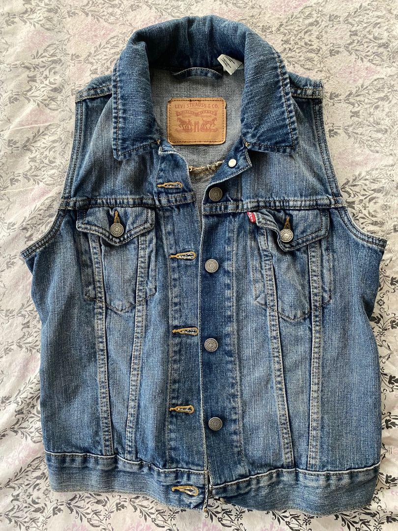 LEVIS denim vest, Women's Fashion, Coats, Jackets and Outerwear on Carousell