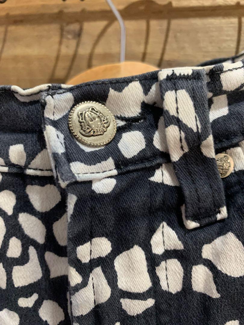 Versace Pants (Category: Luxury Apparel) located in Tarlac. Submitted by ae01019x (Listing ID 1156188015, Image 3). Description: Gcash paymeent only No issues Good condition.