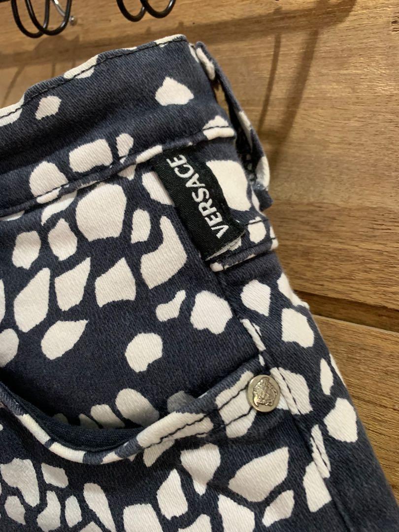 Versace Pants (Category: Luxury Apparel) located in Tarlac. Submitted by ae01019x (Listing ID 1156188015, Image 2). Description: Gcash paymeent only No issues Good condition.