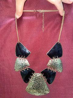 $2 black and gold chunky necklace
