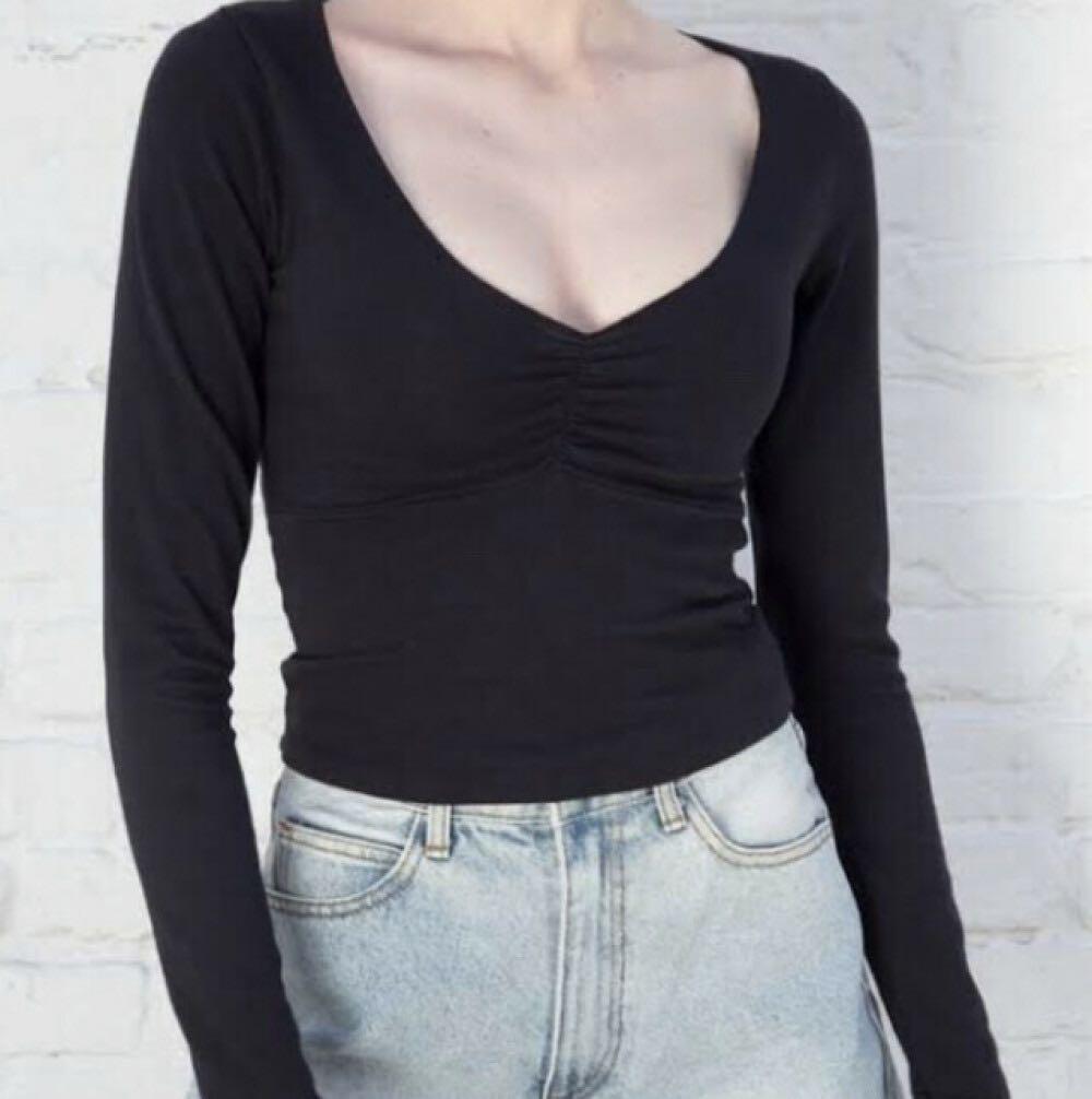 ✦ BRANDY MELVILLE BLACK LONG SLEEVE RUCHED V NECK CROP GINA TOP SHIRT ✦,  Women's Fashion, Tops, Longsleeves on Carousell