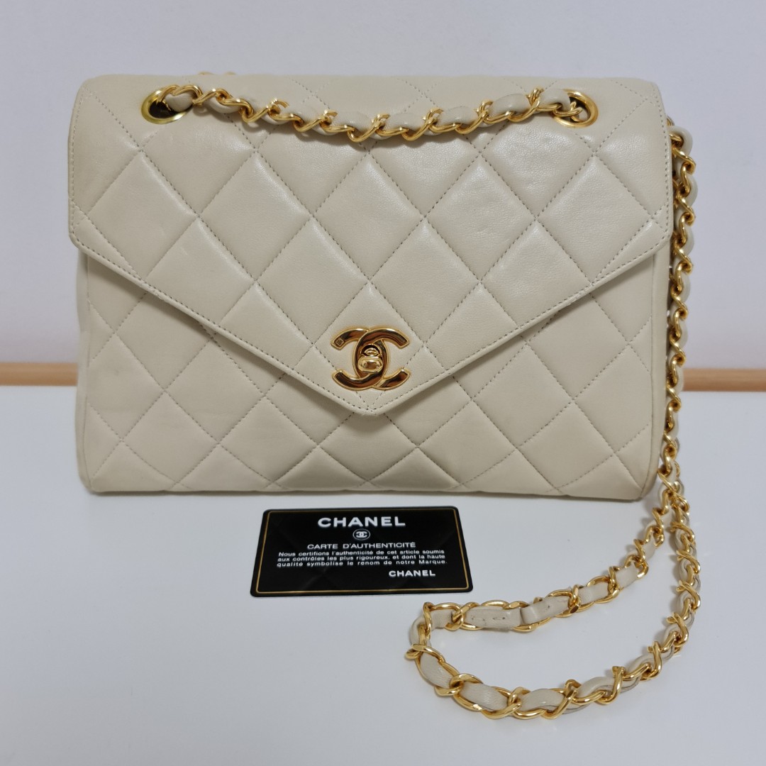 Vintage Chanel Envelope Flap Bag in Beige Fabric  singulié
