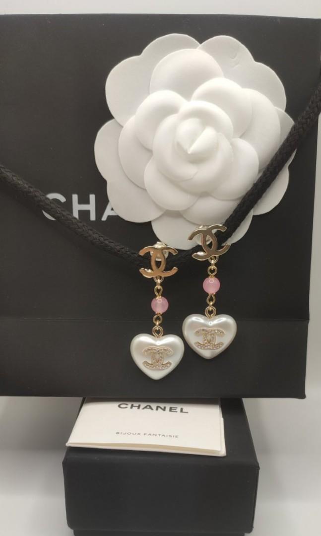 Chanel 21B Heart Pearl Pink Crystal CC Necklace, Women's Fashion, Jewelry &  Organisers, Necklaces on Carousell