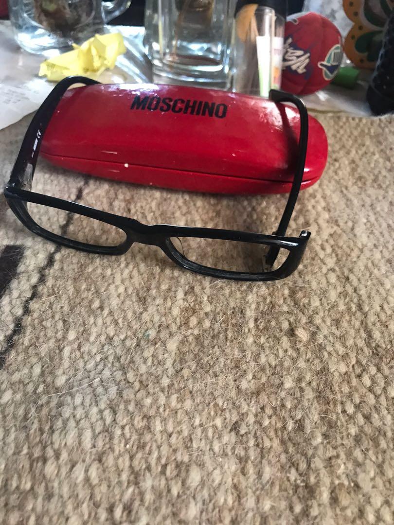 Moschino sunglasses online case