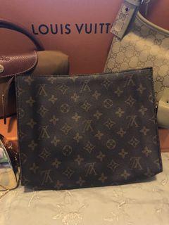 District cloth bag Louis Vuitton Black in Cloth - 31477774