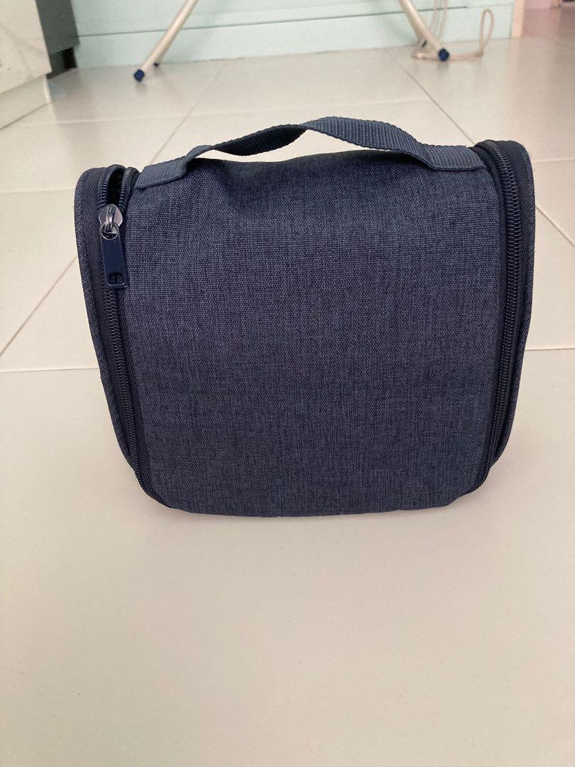 Muji Hanging Toiletries Bag, Hobbies & Toys, Travel, Travel Essentials