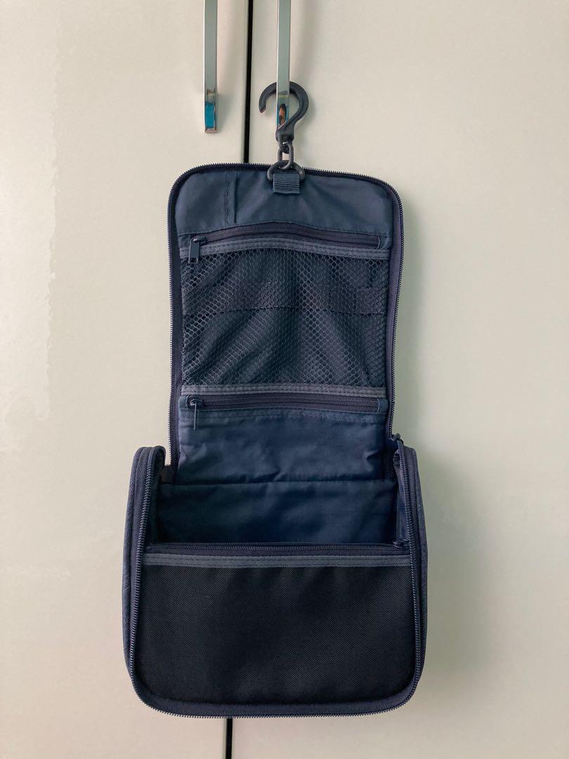 Muji Hanging Toiletries Bag, Hobbies & Toys, Travel, Travel Essentials