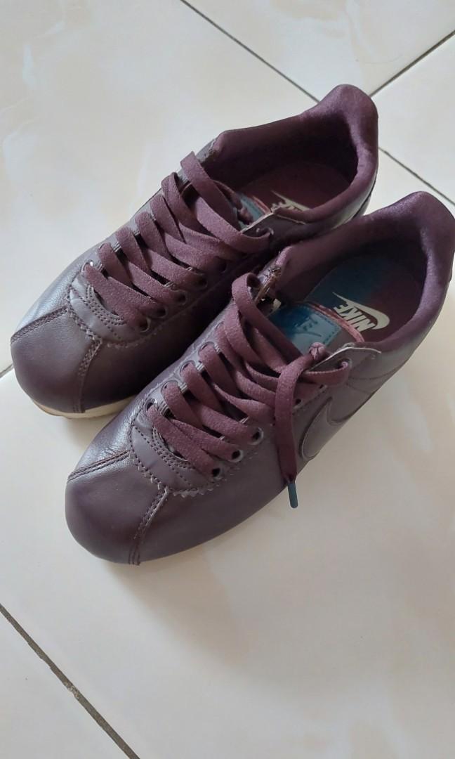 Nike cortez burgundy deals