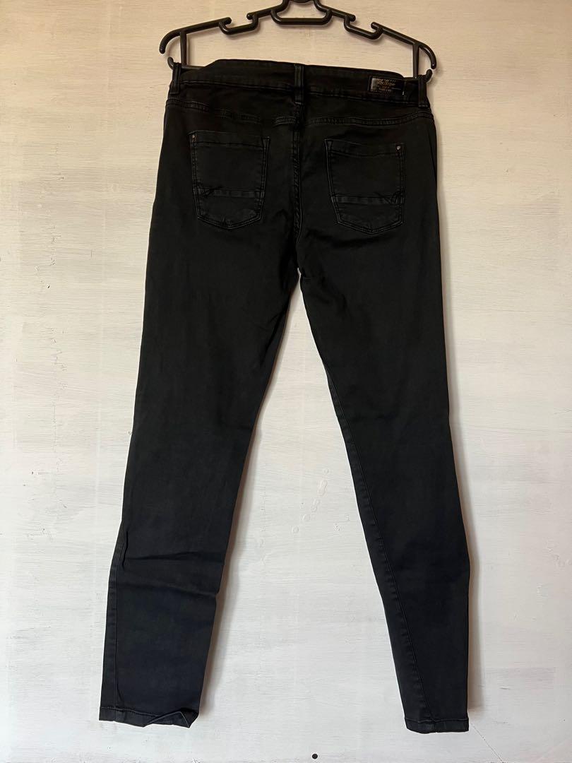 Original Lee cooper jeans (Category: Jeans) located in Mexico. Submitted by saverspace (Listing ID 1156369634, Image 2). Description: Brand: Lee Cooper Color:Black Size: 26-28 RFS: Decluttering Courier:J&T starts at 90pesos .