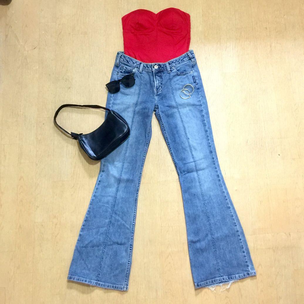 y2k low waisted flared denim pants (Category: Jeans) located in Las Pinas. Submitted by ashce (Listing ID 1156515497, Image 2). Description: •one of my fave low waist pants like i swear nakakalaki siya ng booty and kung y2k talaga ang style mo super perf neto!!! 😍 •hard denim • 10000/10 i can’t super pretty talaga 😭💖 message me for the ww pic size: 31 length: 41 payment: gcash shipping: shopee checkout for cheaper sf.