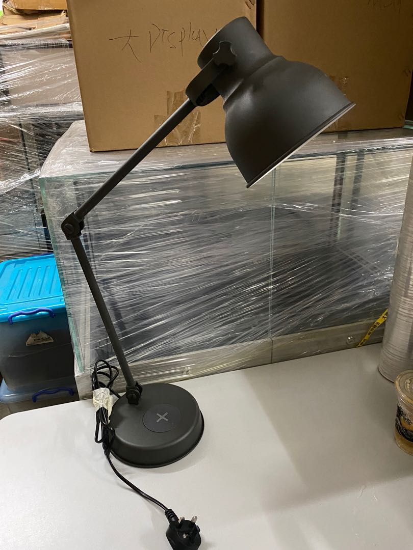 Hektar work lamp outlet with wireless charging